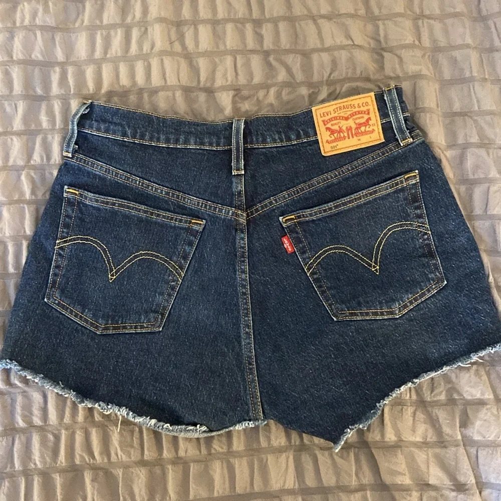 Levi's Women's 501 Original Shorts, Salsa Shaker (Waterless), sz 28 - Picture 2 of 6